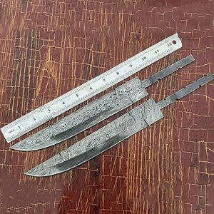 Cuchillo de Caza Profesional de Acero de Damasco Premium con Funda Personalizada para Acampar, Hacer Senderismo y Uso Diario al Aire Libre - Product Image 1