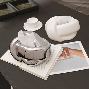 Boîte à mouchoirs en céramique moderne avec une belle conception de noeuds amusants assis en famille pour le papier facial et le rouleau pour un usage domestique - Product Image 2