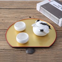 Plateau de service en plastique demi-lune de style japonais créatif, élégant et irrégulier, idéal pour les hôtels et les salons.