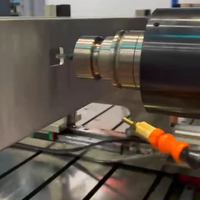 Centre d'usinage CNC à portique quatre axes pour profilés aluminium : perçage, fraisage, découpe