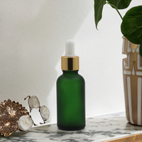 Flacon d'huile essentielle en verre mat vert vide de luxe Fuyun, flacon cosmétique européen givré, flacon compte-gouttes rond en verre doré métallique
