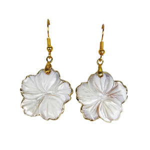 Boucles d'oreilles pendantes populaires pour femme, style bohème, avec fleur sculptée en nacre naturelle blanche et sertissage clos plaqué or - Product Image 1