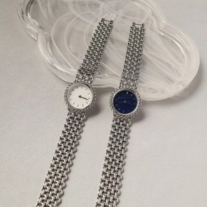 Montre élégante rétro à quartz avec cadran à aiguilles, bracelet en acrylique et boîtier en laiton, style noble vintage avec garniture en dentelle de style antique - Product Image 5