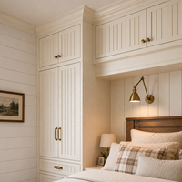 Système d'ameublement de chambre sur mesure intégré avec armoire intégrée, panneaux muraux et rangement au-dessus du lit