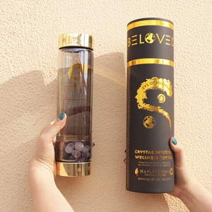 Bottiglia d'acqua con gemma motivazionale trasparente infusa di elisir di cristallo dorato con custodia protettiva e pietre curative con cristalli rimovibili - Product Image 5