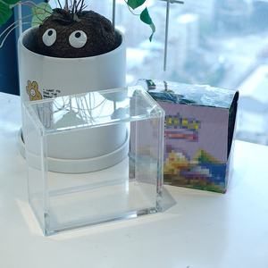 Étui de protection en acrylique transparent personnalisé en usine avec une forte protection UV et un couvercle magnétique pour l'affichage des cartes - Product Image 6