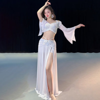 Tenue de danse du ventre pour femmes avec des perles scintillantes : Ensemble de costume de danse du ventre en 2 pièces avec haut à paillettes et jupe à fente haute pour les spectacles sur scène