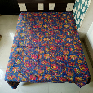 Cubrecama Moderno Bohemio con Estampado Floral de Aves, Colcha de Algodón con Parches, Color Blanco y Azul, para Hogar u Hotel, Hecho a Mano en India, Estilo Kantha - Product Image 1