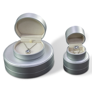 Caja Cuadrada de PU Gris Plateado Mate con Tapa Abatible y Cierre Magnético, Diseño de Alta Gama para Regalo, Forrada con Terciopelo Beige Claro - Product Image 1