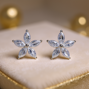 Orecchini a Perno E1290 con Fiore di Diamanti Bianchi, Montatura a Griffe, Gioielli Classici in Cristallo per Donna, Uso Quotidiano - Product Image 2