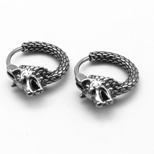 Yunnique Boucles d'oreilles à clip tête de loup en acier inoxydable, design du zodiaque animal, bijoux de mode unisexe - Product Image 1