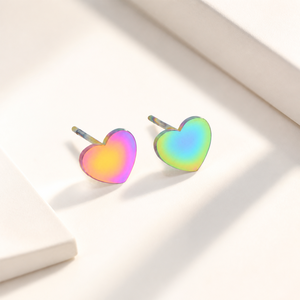Pendientes de Corazón Iridiscentes con Baño de Oro de 14K sobre Acero Inoxidable, 8 mm, Joyería Minimalista - Product Image 1