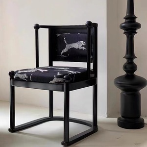 เก้าอี้รับประทานอาหารหุ้มเบาะลายเสือดาวสำหรับผู้ใหญ่ สีดำ พร้อมดีไซน์ลายพิมพ์สัตว์ - Product Image 1