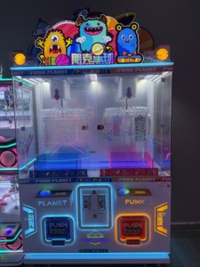 Machine à griffes à monnayeur pour <span class=keywords><strong>2</strong></span> joueurs Dreamland Punk Clip Double Claw Crane Game Machine pour salle d'arcade - Product Image 5