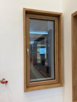 Ventana de Aluminio con Certificación Pasivhaus K=0.8 de Ultra Bajo Consumo Energético, Aislamiento Térmico Externo, Revestimiento WPC, Sistema de Ventana Oscilobatiente