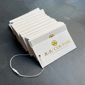 Étiquettes suspendues de luxe imprimées en feuille d'or - Étiquettes en papier blanc personnalisées avec logo pour vêtements et sacs de voyage - Product Image 1