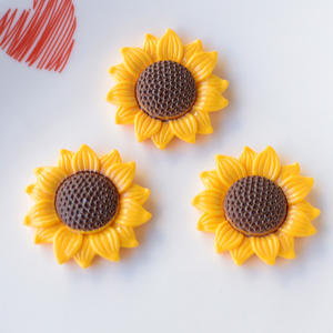 Jolies petites fleurs de tournesol en résine, accessoires de bijoux, ornements de voiture écologiques, matériaux de bricolage en gros - Product Image 1