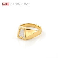 GIGAJEWE Bague Moissanite Personnalisée 1 carat avec Initiale, en Or Jaune Massif 9K 14K 18K, Sertissage Clos, Bague Chevalière Alphabet pour Hommes et Femmes