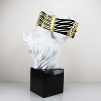 Stijlvolle handgemaakte harsmarmeren maskerhoofddecoratie in modern luxe goud & wit voor restaurant dressoir en appartement.