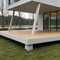 Maison modulaire de style conteneur avec structure en acier, terrasse sur le toit, escalier extérieur et espace de vie ouvert