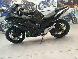 Le modèle <span class=keywords><strong>Kawasaki</strong></span> <span class=keywords><strong>H2</strong></span> avec un moteur de <span class=keywords><strong>400</strong></span> cm³ présente une apparence élégante, idéale pour la conduite urbaine, moto sportive - Product Image 4