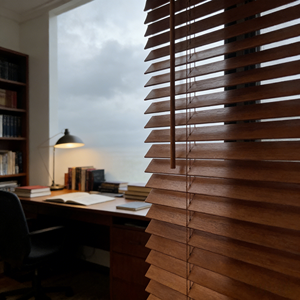 ستائر خشبية فينيسية مدمجة لاسلكية صديقة للبيئة مصنوعة يدويًا من الخشب الطبيعي بسيطة وعازلة للأشعة فوق البنفسجية قابلة للتخصيص لمعالجة النوافذ - Product Image 3