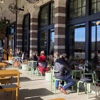 Meubles d'extérieur compacts résistants à la rouille et aux intempéries, adaptés aux devantures de magasins, aux patios, aux maisons et aux aménagements de magasins de boissons commerciaux