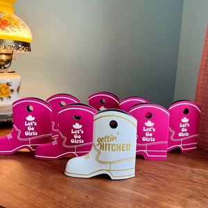 Portavasos de neopreno delgado con diseño de vaca vaquera para despedidas de soltera, recuerdos de boda y decoraciones de fiesta - Product Image 1