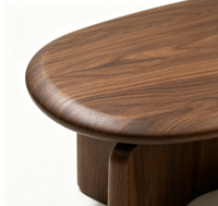 Table basse ovale en noyer de style mid-century, base sculpturale à découpe cintrée, table centrale minimaliste en bois massif pour salon