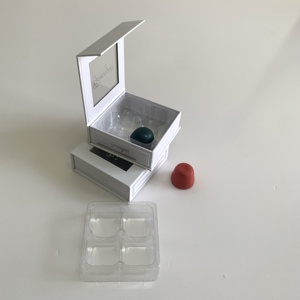 Boîte cadeau en papier pour chocolats haut de gamme à 4/9 cavités, avec couvercle à fenêtre transparente et insert en plastique PET - Product Image 2