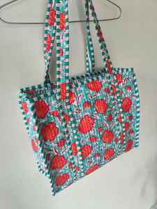 Bolso Tote Grande Acolchado con Estampado de Bloques, Bolso de Viaje Reversible para Fin de Semana, Bolso de Compras Jola, Bolso de Hombro de Algodón - Product Image 2