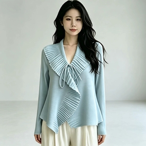 เสื้อพลีทคอวีผูกเชือกสไตล์มิยาเกะ รุ่นใหม่ล่าสุดประจำฤดูใบไม้ร่วงปี 2026 ดีไซน์คอระบายแบบมีจีบ แต่งระบายพลิ้วสวย สวมใส่สบาย ไซส์พลัส - Product Image 4