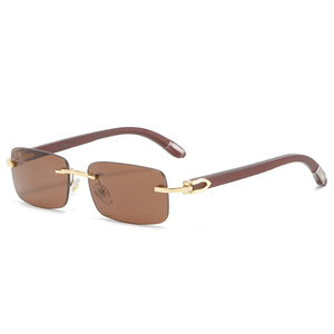 Occhiali da Sole Modello 2026 di Lusso Designer con Lenti Sfumate Quadrate per Uomo e Donna, Protezione UV400, con Aste in Legno - Product Image 3
