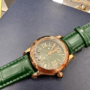 นาฬิกาควอทซ์ทรงกลมสีโรสโทนสำหรับผู้หญิง พร้อมหน้าปัดโรมันประดับคริสตัลลอย และสายหนังลายจระเข้ Chopards - Product Image 1