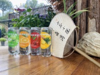 Vente en gros Paquet de variété de boissons gazeuses sans sucre calorie et sans gras avec cerise Saveurs pêche pomme mangue litchi emballage en vrac