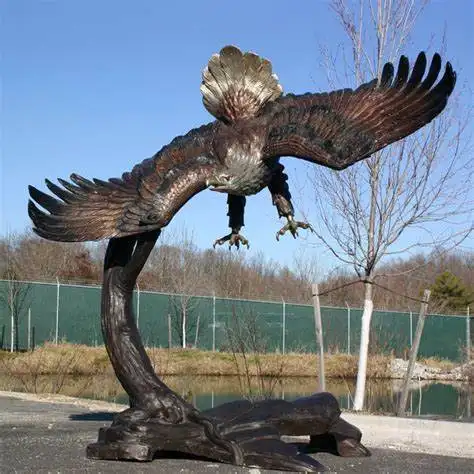 Grandes esculturas de bronze de metal bald, escultura ao ar livre, estátua de bronze, urso na águia de peixe