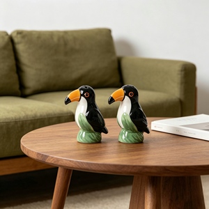 Pichet en céramique en forme de <span class=keywords><strong>toucan</strong></span> avec <span class=keywords><strong>bec</strong></span> orange, yeux bleus et détails de feuilles vertes pour cuisine tropicale, idéal pour café, lait ou eau - Product Image 3