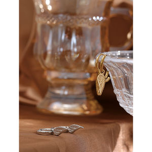 JINYOU 1171 acier inoxydable étanche Huggie Hoop boucles d'oreilles goutte ailes femmes minimaliste <span class=keywords><strong>Yiwu</strong></span> vente en gros bijoux 18K plaqué or - Product Image 3