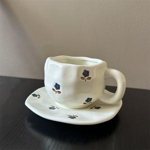 Tasse à café en céramique japonaise style Ins avec soucoupe, peinte à la main, forme irrégulière - Product Image 5