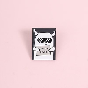 Spille in metallo con design simpatico e minimalista a forma di mostro, con scritta 'CALL ME BOSS', in smalto morbido, nichel nero UV, per decorazione zaino e anniversari - Product Image 2