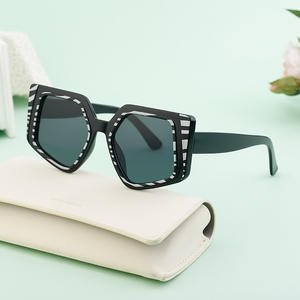 Hrh-3705 Gafas de Sol Cuadradas para Mujer, Montura Negra, Lentes de PC con Protección UV400, Estilo Instagram, Gafas de Sol Modernas - Product Image 1