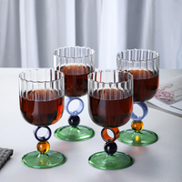 Copa de Vidrio de Borosilicato Alto Acanalado de 370ml con Tallo de Bola Colorida para Vino, Cócteles, Té y Zumo