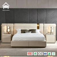 Lit King Size Exclusif Rembourré avec Tête de Lit en Bois Massif et Tables de Chevet Minimalistes – Ensemble Sur Mesure pour Appartement de Luxe et Hôtel