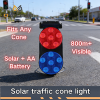 Feu de signalisation solaire blanc à modes clignotants/alternés/synchronisés, haute intensité, réflecteur prismatique, indice IP66, rechargeable, pour circulation routière