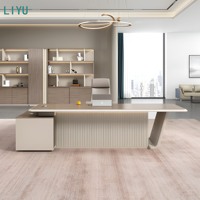 Bureau de direction moderne en bois LIYU, en forme de L, plateau en bois foncé, corps cannelé, prise électrique intégrée, armoire latérale, pour bureau de direction, vente en gros