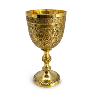 Gobelet en laiton vintage gravé, calice décoratif en métal, coupe à boire de style médiéval, gobelet à vin en laiton, accessoires de bar, décoration de table - Product Image 1