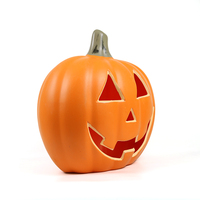 Scène de lanterne d'Halloween décorée d'une variété d'expressions Décorations de citrouille farfelues Grandes citrouilles évidées