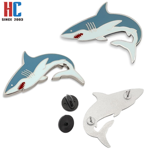 Épinglette en émail métallique moderne personnalisée, motif requin, vie marine, créatures océaniques et d'aquarium, cadeau artisanal, 20 ans d'expérience en usine - Product Image 3
