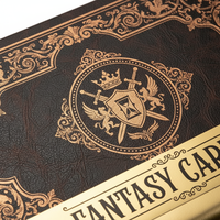 Caja de Regalo Rígida Tipo Libro con Grabado Personalizado, Empaque de Lujo Tipo Concha con Bandeja de EVA Negra y Banda Protectora para Sets de RPG