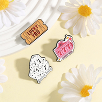 Broche en émail vintage motif dessin animé numéro porte-bonheur 777, dés et billet 777, design 'Lucky Girl', badge de revers pour vêtements, bijoux de mode, cadeaux